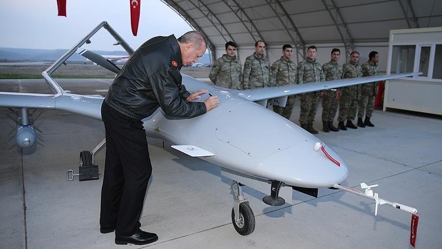 أردوغان يوقع على مسيرة عسكرية